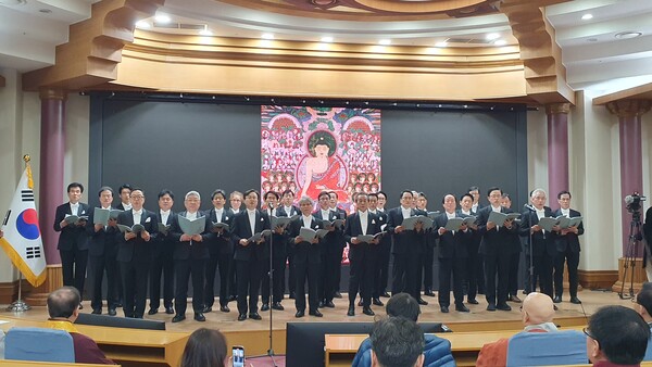 봉은사 유마힐합창단이 국회 정각회 '2024 신춘법회'에서 찬불가 공연을 선보였다.사진 임상재