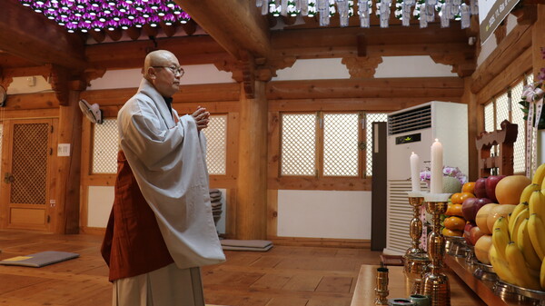 ◊ 한국불교선리연구원 원장 법진 스님이 호암당 인환 대종사 7주기 추모 다례재에서  영전에 향을 올리고 있다.