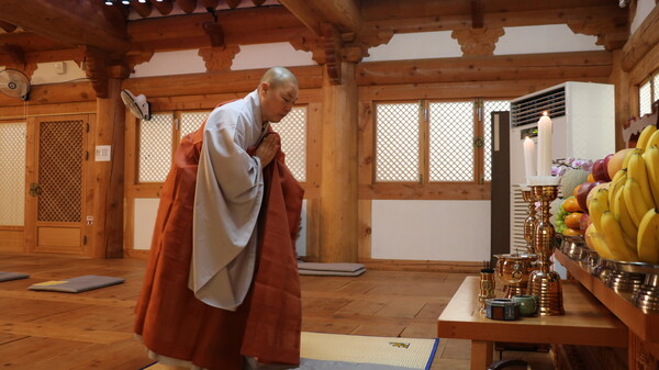 ◊ 재단법인 선학원 감사 일원 스님이 호암당 인환 대종사 7주기 추모 다례재에서 영전에 차를 올리고 있다.