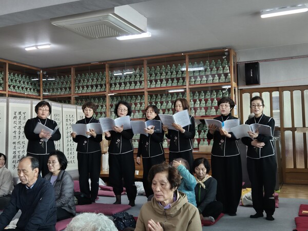                                                         ▲  음성공양하는 '강천사 문수합창단'