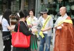 생명나눔실천본부가 29일 서울 인사동 일대서 연예인 홍보대사들과 함께 장기기증운동 홍보 거리캠페인에 나섰다.