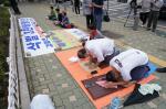 대검찰청 앞 길에서 자승 전 원장 등 주요 불교 인사들 무혐의 처리를 규탄하는 삼천배가 21일 이어지고 있다.