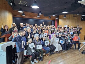 서울노인복지센터 노인자원봉사단이 지난 13일, 발대식을 개최하고 기념촬영을 하고 있다.사진제공 서울노인복지센터