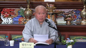 한국불교선리연구원장 법진 스님이 '천성산과 홍룡사'에 대한 기조강연을 하고 있다.사진 불교저널