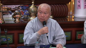 한국불교선리연구원장 법진 스님이 발표와 토론를 듣고 총평을 하고 있다.사진 불교저널