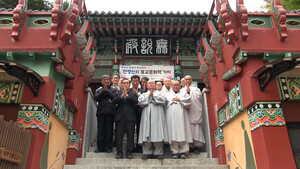 '홍룡사의 불교문화적 가치' 학술회의에 참석한 발표자와 토론자들이 홍룡사 무설전 앞에서 스님들과 기념촬영을 하고 있다.사진 불교저널