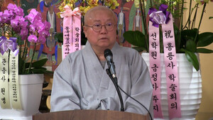 홍룡사 주지 법진 스님이 '천성산의 불교문화적 가치' 학술회의에서 인사말을 하고 있다.사진 불교저널